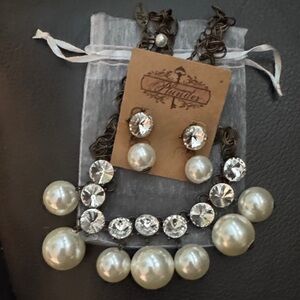 Plunder SET Pearl and Crystal Necklace and Earrings